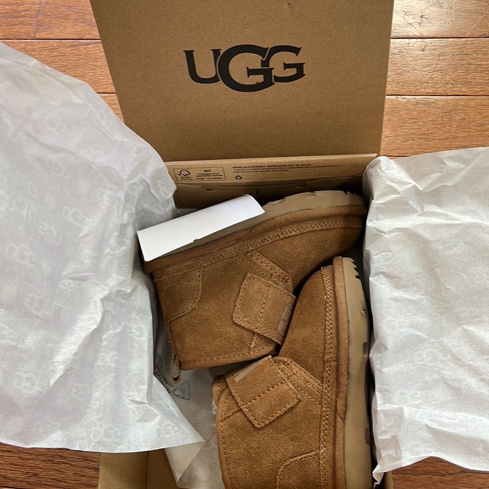 New uggs size 7 toddler